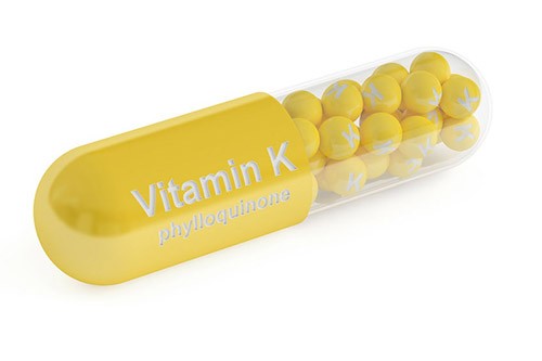 Филлохинон (витамин К) поддерживает работу сердечно-сосудистой системы, а также здоровье костей и суставов. Зачем человеку филлохинон, какие продукты они содержат, какова суточная дозировка? Выберите филлохинон на iHerb